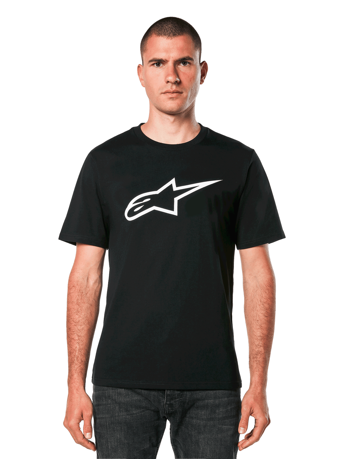 Alpinestars Ageless 2.0 CSF T-Shirt, schwarzes Kurzarm-T-Shirt, weißes Alpinestars Stern-Logo, getragen von einem Model mit dunkler Jeans, lässige Motorsport-Streetwear