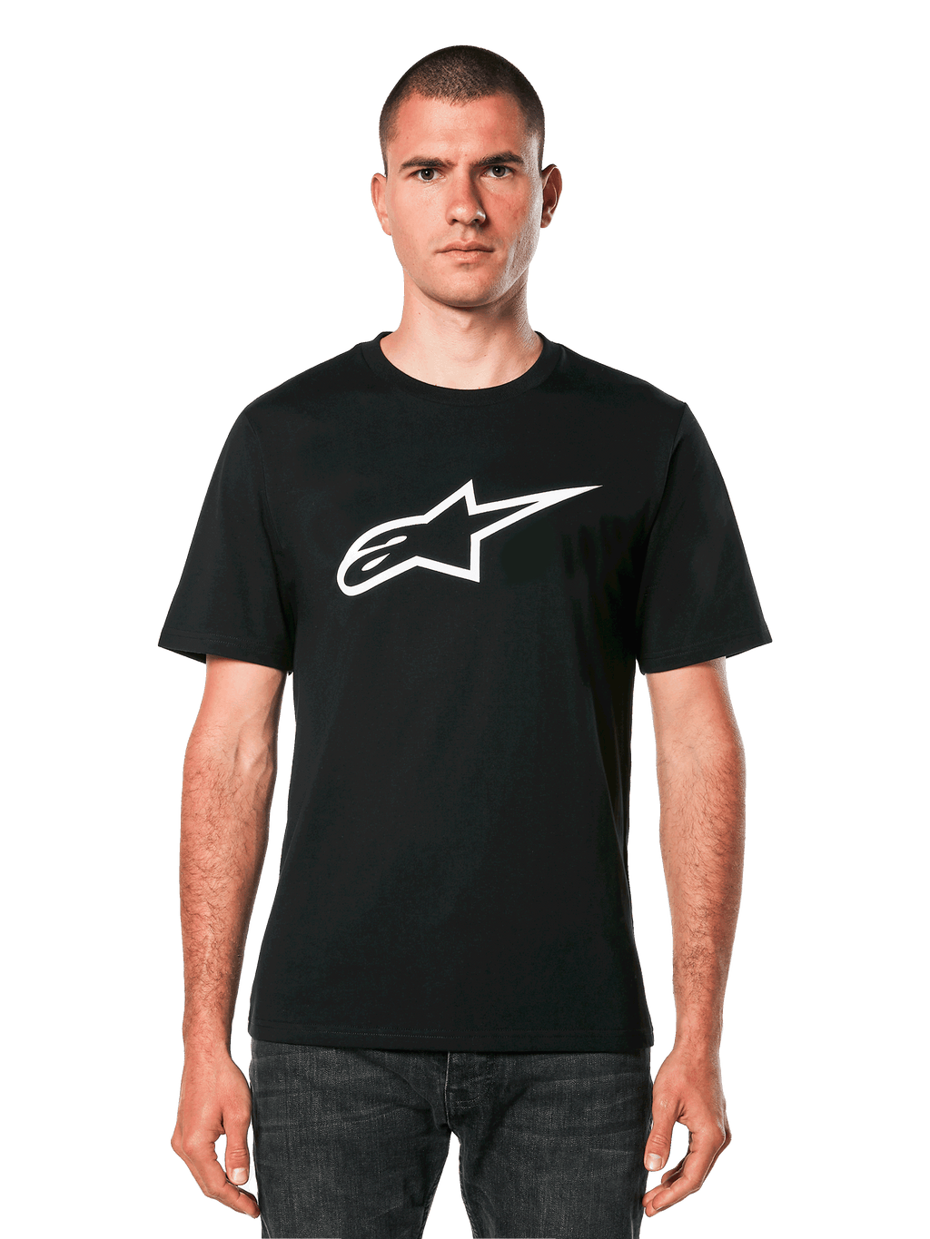 Alpinestars Ageless 2.0 CSF T-Shirt, schwarzes Kurzarm-T-Shirt, weißes Alpinestars Stern-Logo, getragen von einem Model mit dunkler Jeans, lässige Motorsport-Streetwear