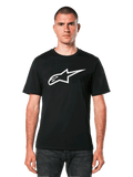Alpinestars Ageless 2.0 CSF T-Shirt, schwarzes Kurzarm-T-Shirt, weißes Alpinestars Stern-Logo, getragen von einem Model mit dunkler Jeans, lässige Motorsport-Streetwear
