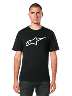 Alpinestars Ageless 2.0 CSF T-Shirt, schwarzes Kurzarm-T-Shirt, weißes Alpinestars Stern-Logo, getragen von einem Model mit dunkler Jeans, lässige Motorsport-Streetwear