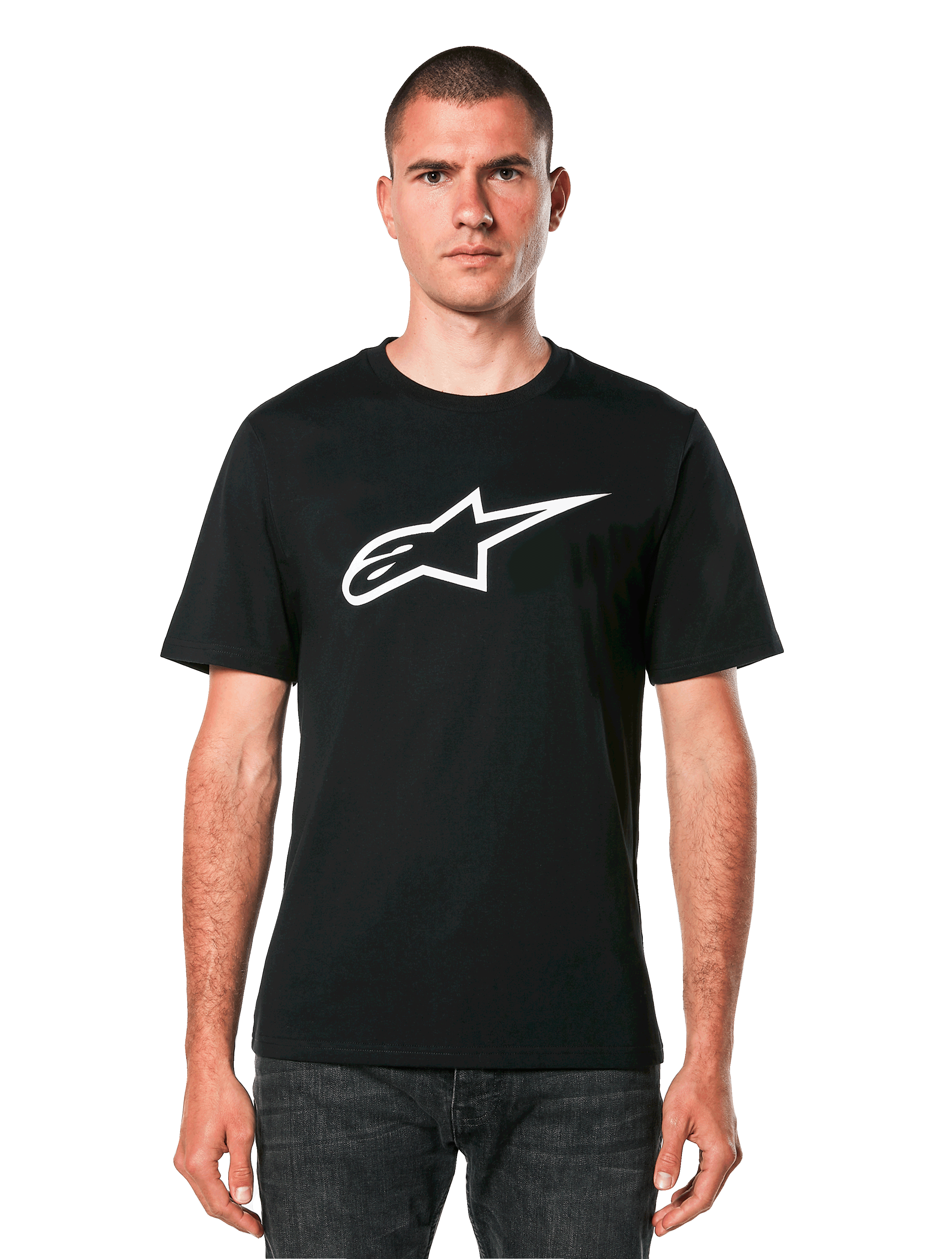 Alpinestars Ageless 2.0 CSF T-Shirt, schwarzes Kurzarm-T-Shirt, weißes Alpinestars Stern-Logo, getragen von einem Model mit dunkler Jeans, lässige Motorsport-Streetwear