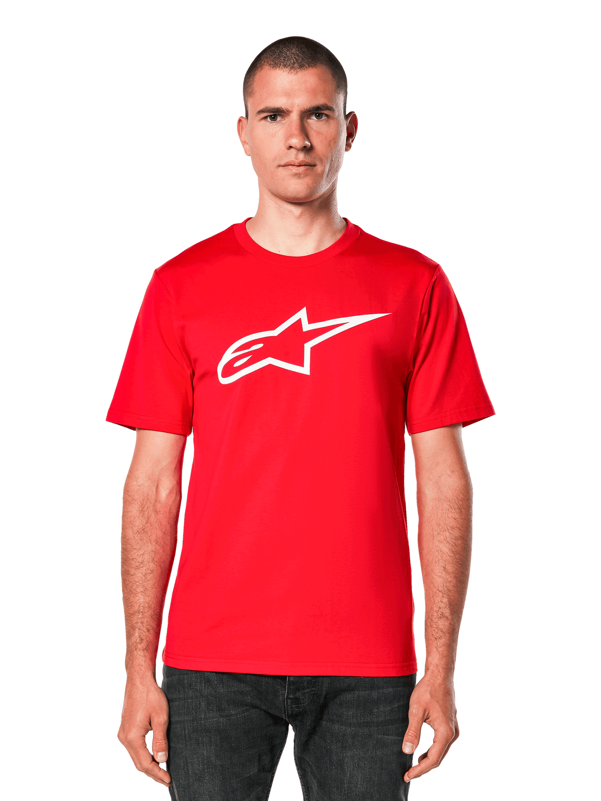 Alpinestars Ageless 2.0 CSF Tee, rotes Kurzarm-T-Shirt mit weißem Stern-Logo, lässige Motorsportbekleidung, Rundhalsausschnitt, Vorderansicht am Modell