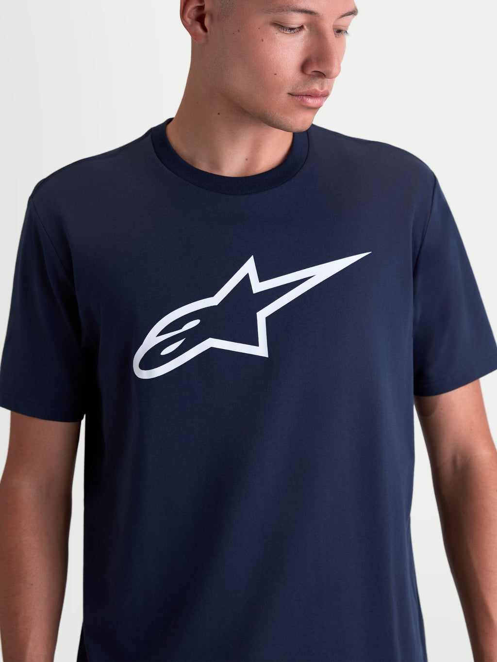 Alpinestars Ageless 2.0 CSF T-Shirt, Herren-Sportswear-T-Shirt, Marineblau und Weiß, mit Alpinestars-Logo auf der Brust, weiche Baumwoll-Polyester-Mischung, Cut-and-Sew-Passform.