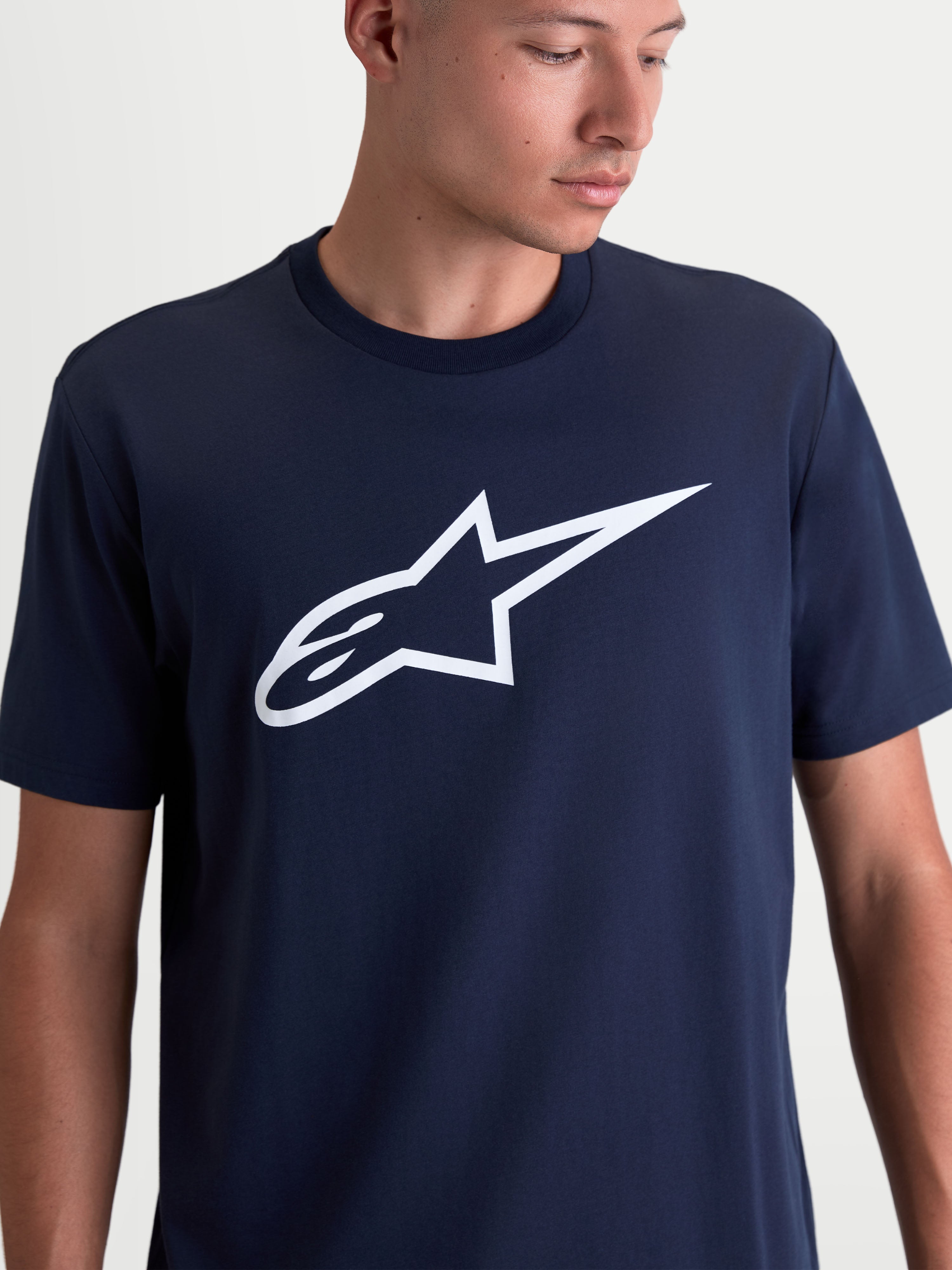 Alpinestars Ageless 2.0 CSF T-Shirt, Herren-Sportswear-T-Shirt, Marineblau und Weiß, mit Alpinestars-Logo auf der Brust, weiche Baumwoll-Polyester-Mischung, Cut-and-Sew-Passform.