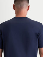 Alpinestars Ageless 2.0 CSF T-Shirt, Sportswear T-Shirt, Blau, Unisex-Freizeitbekleidung, Rückansicht am Model zeigt die Cut-and-sew-Passform und hochwertige Baumwoll-Polyester-Konstruktion.