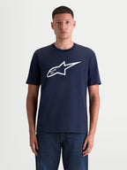 Alpinestars Ageless 2.0 CSF T-Shirt, Kurzarm-Sportswear-T-Shirt, Blau und Weiß, Premium-Baumwoll-Polyester-Mischung mit weichem Astars-Logo-Frontprint, Vorderansicht am Modell.