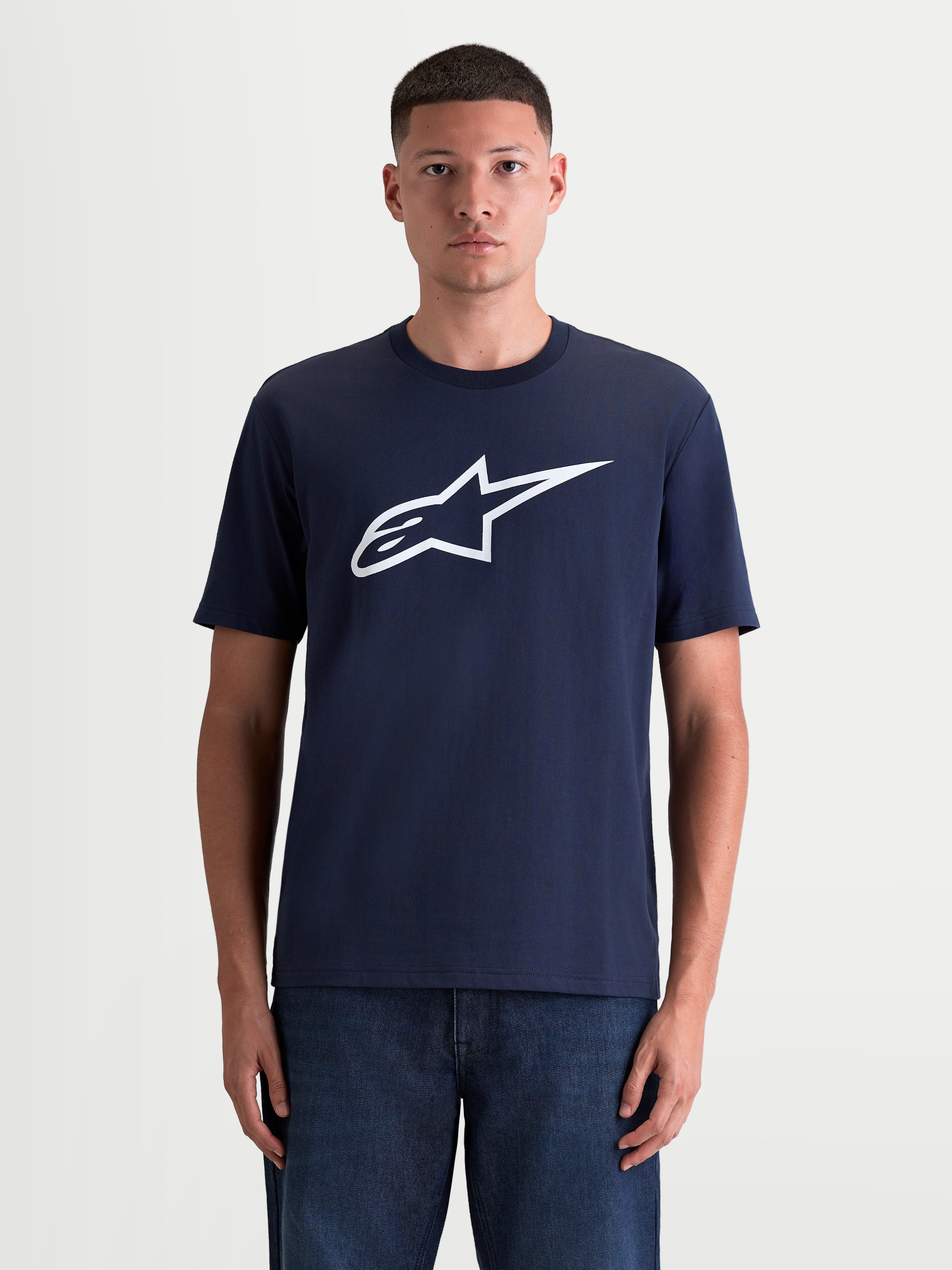 Alpinestars Ageless 2.0 CSF T-Shirt, Kurzarm-Sportswear-T-Shirt, Blau und Weiß, Premium-Baumwoll-Polyester-Mischung mit weichem Astars-Logo-Frontprint, Vorderansicht am Modell.