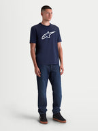 Alpinestars Ageless 2.0 CSF T-Shirt, Kurzarm-Sportswear-T-Shirt für Herren, Dunkelblau und Weiß, Baumwoll-Polyester-Mischgewebe mit Cut-and-sew-Passform, großes Alpinestars-Logo auf der Brust, Ganzkörperansicht am Modell.