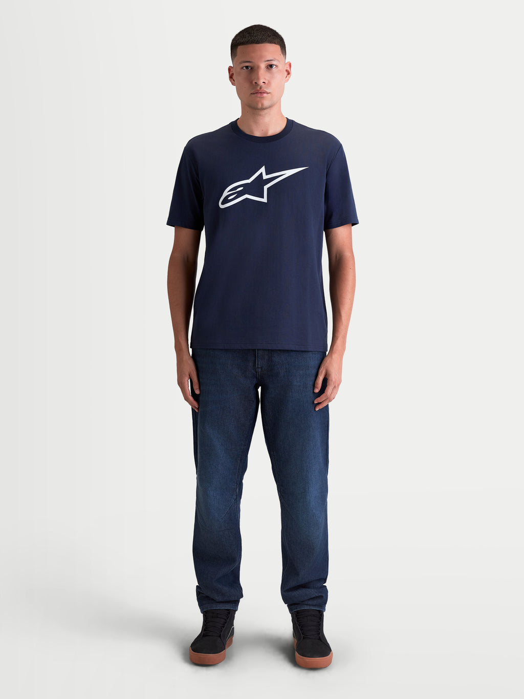Alpinestars Ageless 2.0 CSF T-Shirt, Kurzarm-Sportswear-T-Shirt, Unisex, Marineblau und Weiß, mit großer Alpinestars Ageless-Logo-Grafik auf der Brust, Baumwoll-Polyester-Mischgewebe, am Model getragen.