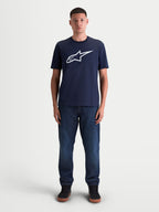 Alpinestars Ageless 2.0 CSF T-Shirt, Kurzarm-Sportswear-T-Shirt, Unisex, Marineblau und Weiß, mit großer Alpinestars Ageless-Logo-Grafik auf der Brust, Baumwoll-Polyester-Mischgewebe, am Model getragen.