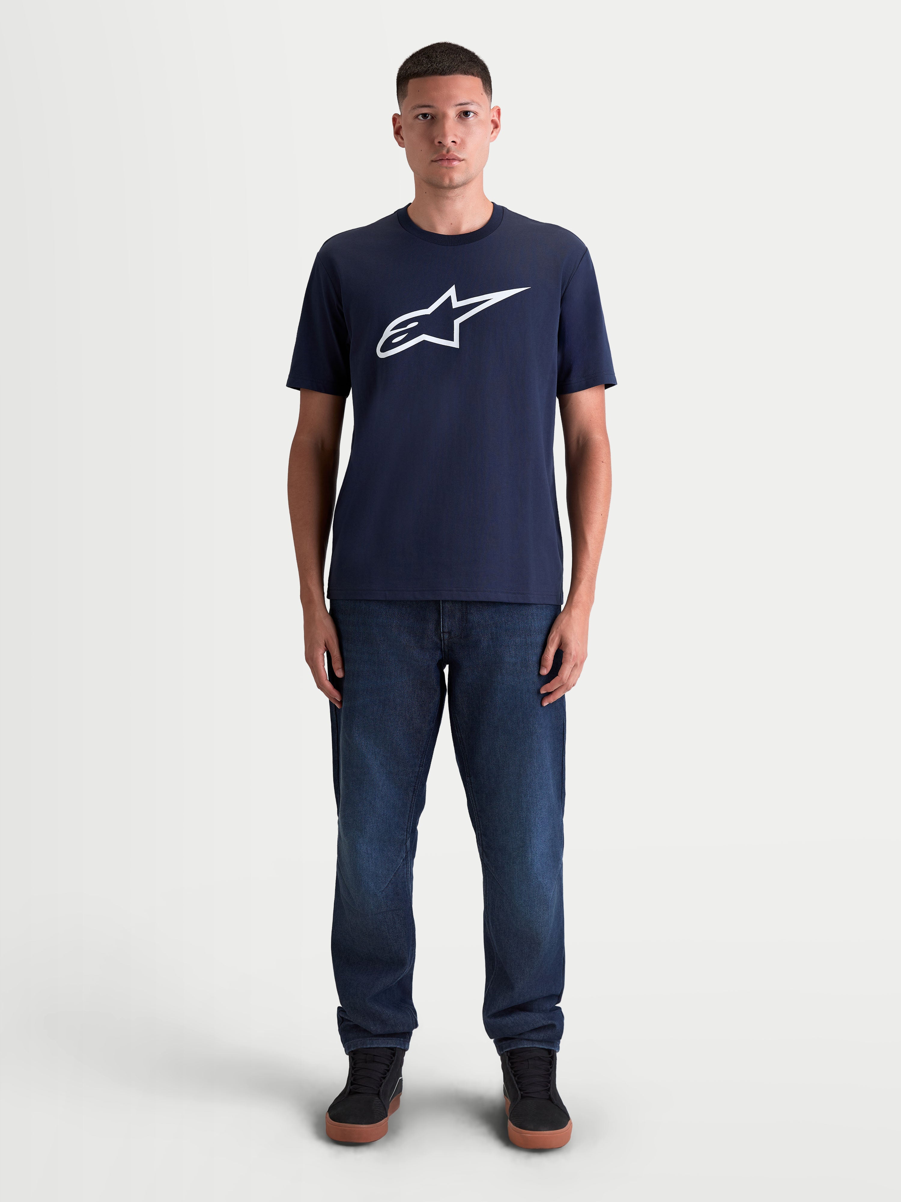 Alpinestars Ageless 2.0 CSF T-Shirt, Kurzarm-Sportswear-T-Shirt, Unisex, Marineblau und Weiß, mit großer Alpinestars Ageless-Logo-Grafik auf der Brust, Baumwoll-Polyester-Mischgewebe, am Model getragen.