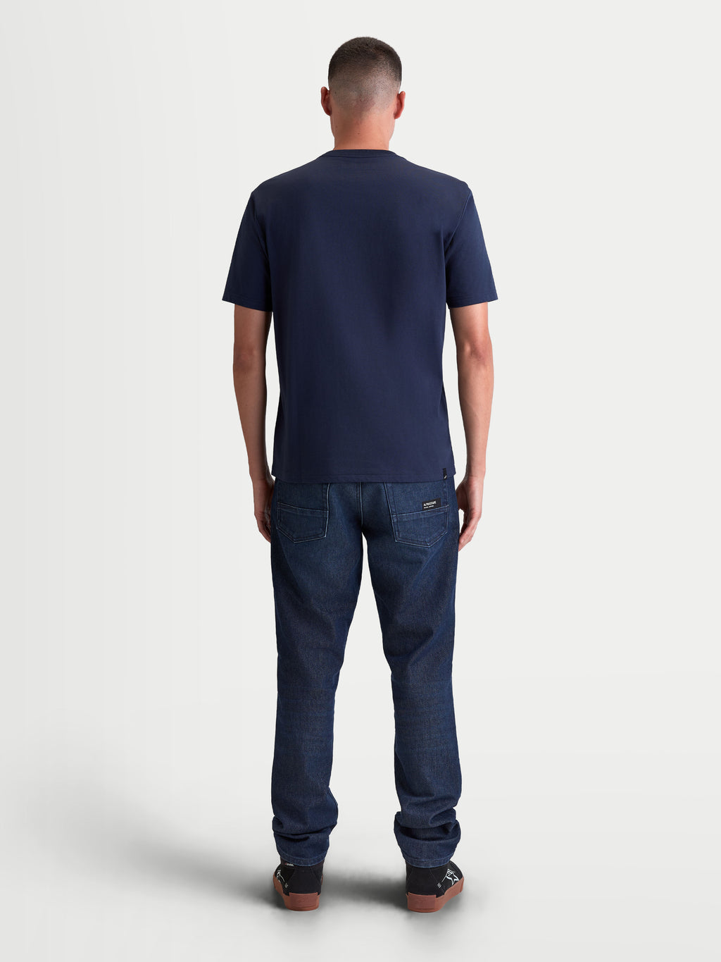 Alpinestars Ageless 2.0 CSF T-Shirt, Sportswear Kurzarm-T-Shirt für Herren, Navy-Blau, Rückansicht am Model zeigt die strukturierte Cut-and-sew-Passform und die hochwertige Baumwoll-Polyester-Mischung für den Alltag.