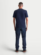 Alpinestars Ageless 2.0 CSF T-Shirt, Sportswear Kurzarm-T-Shirt für Herren, Navy-Blau, Rückansicht am Model zeigt die strukturierte Cut-and-sew-Passform und die hochwertige Baumwoll-Polyester-Mischung für den Alltag.