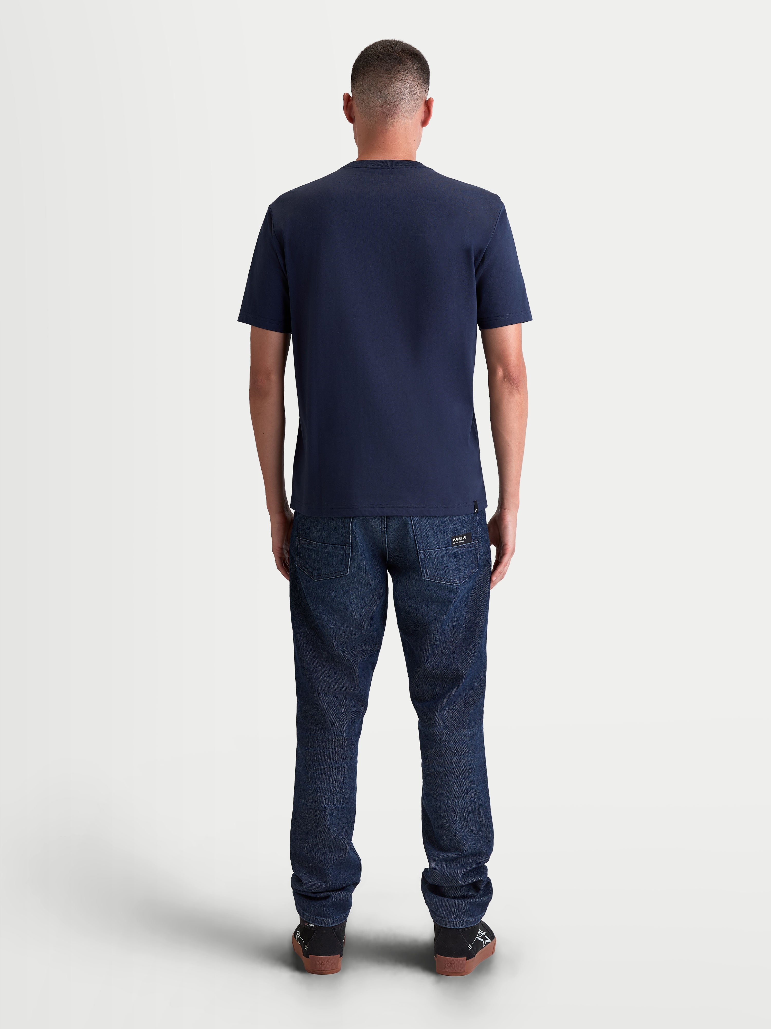 Alpinestars Ageless 2.0 CSF T-Shirt, Sportswear Kurzarm-T-Shirt für Herren, Navy-Blau, Rückansicht am Model zeigt die strukturierte Cut-and-sew-Passform und die hochwertige Baumwoll-Polyester-Mischung für den Alltag.
