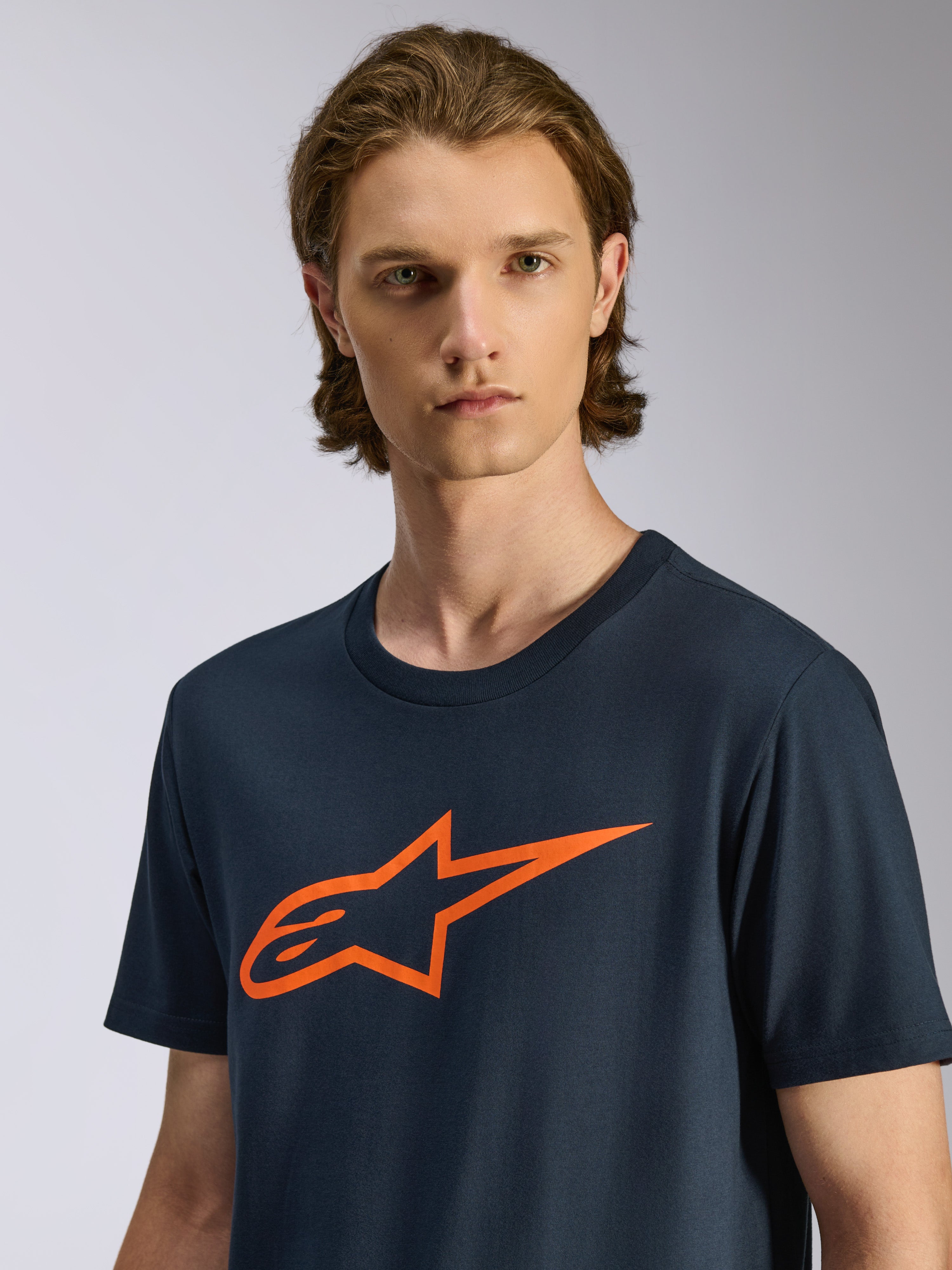 Alpinestars Ageless 2.0 CSF Tee, kurzärmeliges T-Shirt, Dunkelblau mit orangefarbenem Alpinestars MX-Helmkunst-Sternlogo, lässige, vom Motorsport inspirierte Streetwear