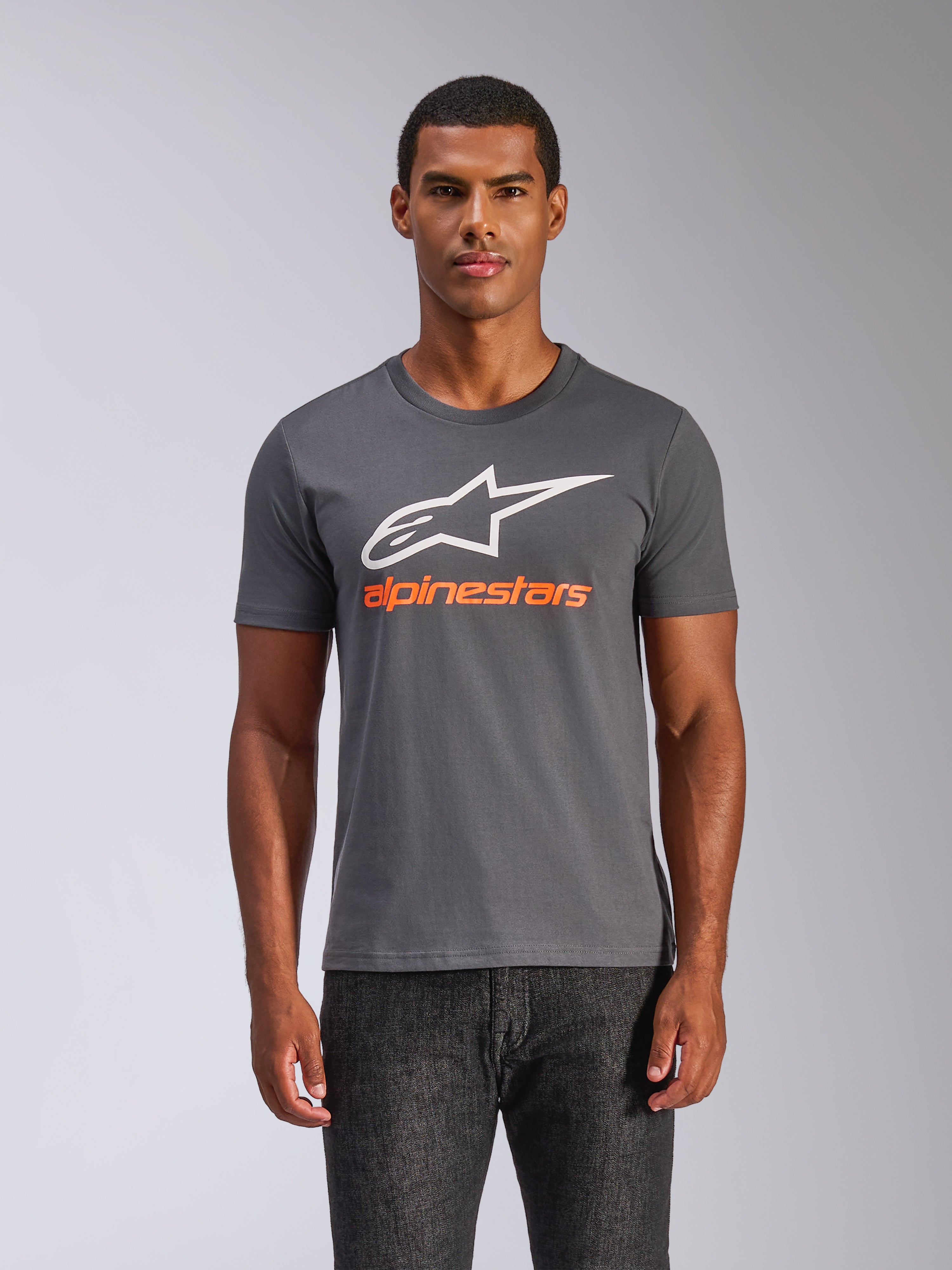 Alpinestars Always 2.0 CSF T-Shirt, Kurzarm-T-Shirt, Anthrazitgrau, großes weißes A-Star-Logo mit orangefarbenem Alpinestars-Schriftzug, von einem Mann getragen, legere Motorsport-Streetwear