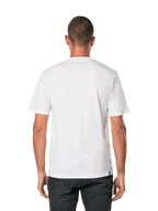 Alpinestars Blaze 2.0 CSF Tee, kurzärmeliges T-Shirt, Weiß Navy Blau, Rückansicht eines Mannes, der ein schlichtes weißes T-Shirt und eine schwarze Hose trägt, legere Motorsport-Streetwear
