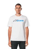 Alpinestars Blaze 2.0 CSF T-Shirt, weißes Kurzarm-T-Shirt, blaue Alpinestars Logo-Grafik, lässige Motorsport-Streetwear, getragen mit dunkler Jeans