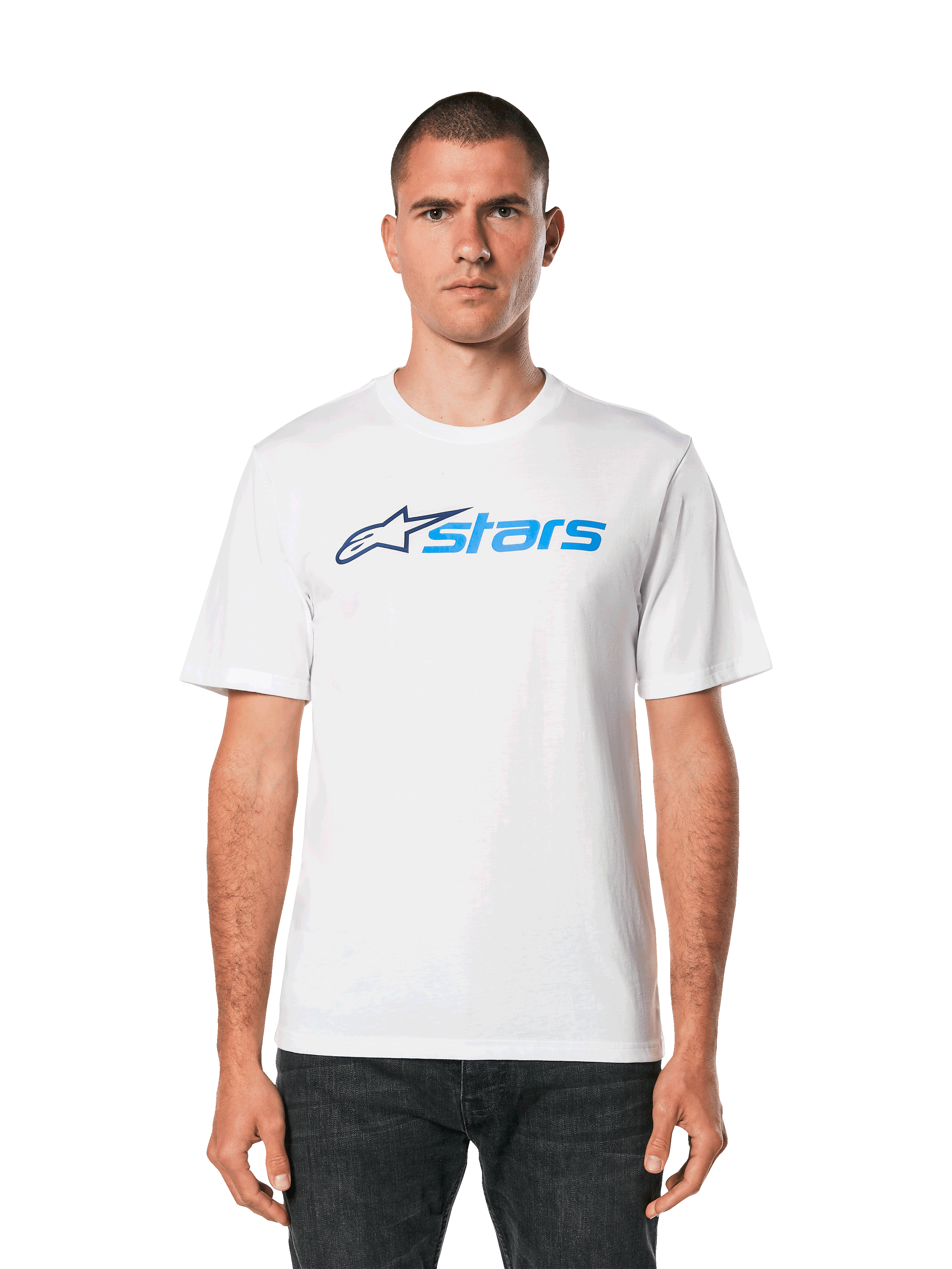 Alpinestars Blaze 2.0 CSF T-Shirt, weißes Kurzarm-T-Shirt, blaue Alpinestars Logo-Grafik, lässige Motorsport-Streetwear, getragen mit dunkler Jeans
