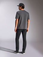 Alpinestars Blaze 2.0 CSF T-Shirt, Anthrazitgrau, Rückansicht, Kurzärmeliges T-Shirt, kombiniert mit schwarzer Hose und schwarzer Mesh-Kappe, lässige Motorsport-Streetwear