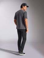 Alpinestars Blaze 2.0 CSF Tee, Kurzarm-T-Shirt, Grau, Rückansicht, getragen von einem Model mit schwarzer Hose und schwarzer Kappe, lässige Motorsport-Streetwear
