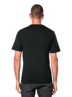 Alpinestars Ride 4.0 CSF Tee, Rückansicht, schwarzes Kurzarm-T-Shirt, lässige, vom Motorsport inspirierte Sportbekleidung, getragen von einem Mann mit dunkler Jeans