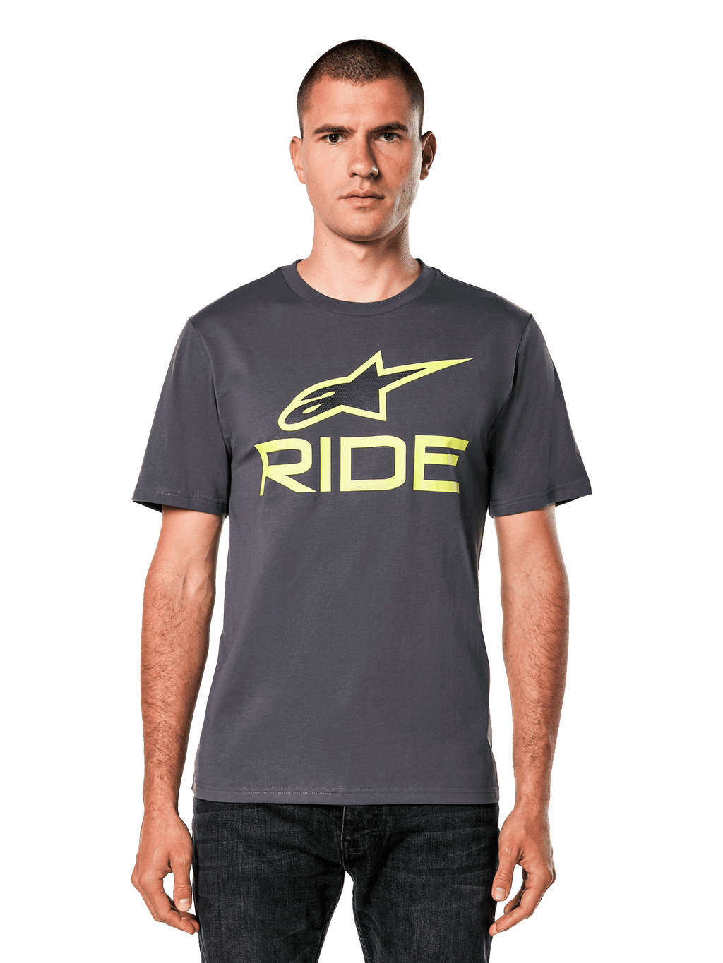 Alpinestars Ride 4.0 CSF T-Shirt, Kurzarm-T-Shirt, Anthrazit mit limettengelbem Astars- und Ride-Logo, lässige Motorsport-Streetwear, getragen von einem Modell mit dunklen Jeans vor weißem Hintergrund