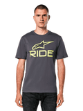 Alpinestars Ride 4.0 CSF T-Shirt, Kurzarm-T-Shirt, Anthrazit mit limettengelbem Astars- und Ride-Logo, lässige Motorsport-Streetwear, getragen von einem Modell mit dunklen Jeans vor weißem Hintergrund