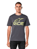 Alpinestars Ride 4.0 CSF T-Shirt, Kurzarm-T-Shirt, Anthrazit mit limettengelbem Astars- und Ride-Logo, lässige Motorsport-Streetwear, getragen von einem Modell mit dunklen Jeans vor weißem Hintergrund