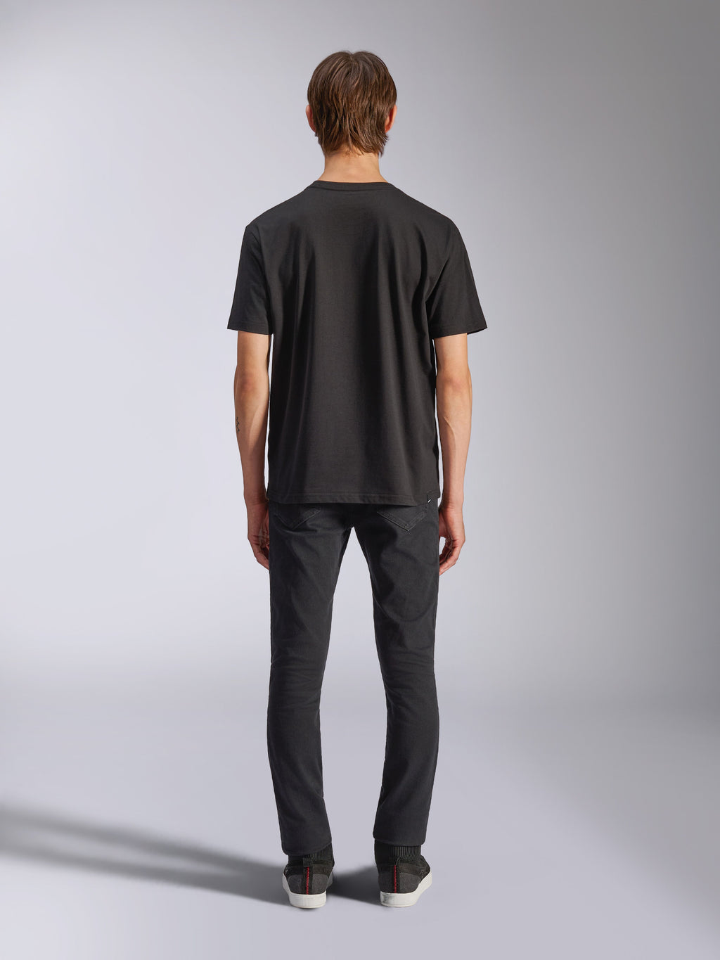 Alpinestars CSF Tee, Kurzarm-T-Shirt, Schwarz, Rückansicht am Model, lässige Motorsport-Streetwear