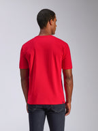 Alpinestars CSF Tee, Kurzarm-T-Shirt, Rot, Rückansicht, getragen mit dunklen Jeans, lässige Motorsport-Streetwear