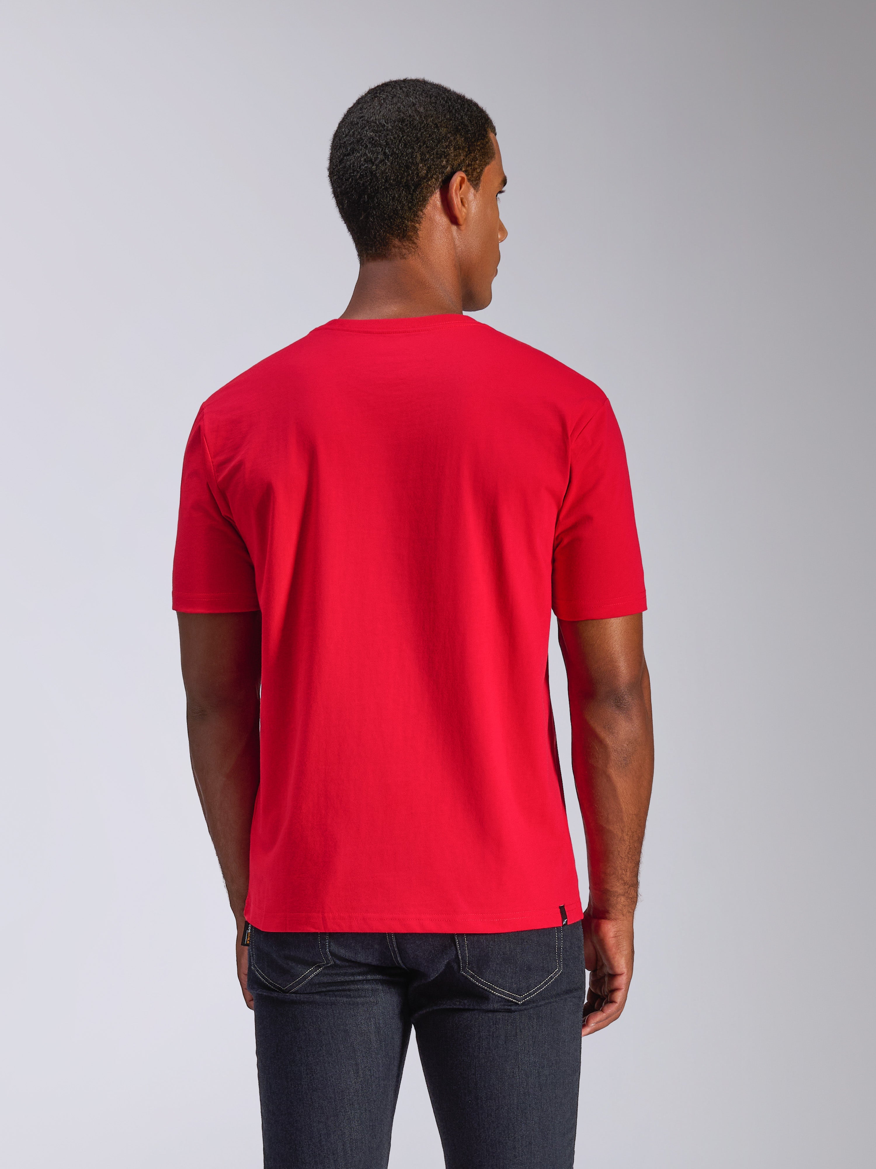 Alpinestars CSF Tee, Kurzarm-T-Shirt, Rot, Rückansicht, getragen mit dunklen Jeans, lässige Motorsport-Streetwear