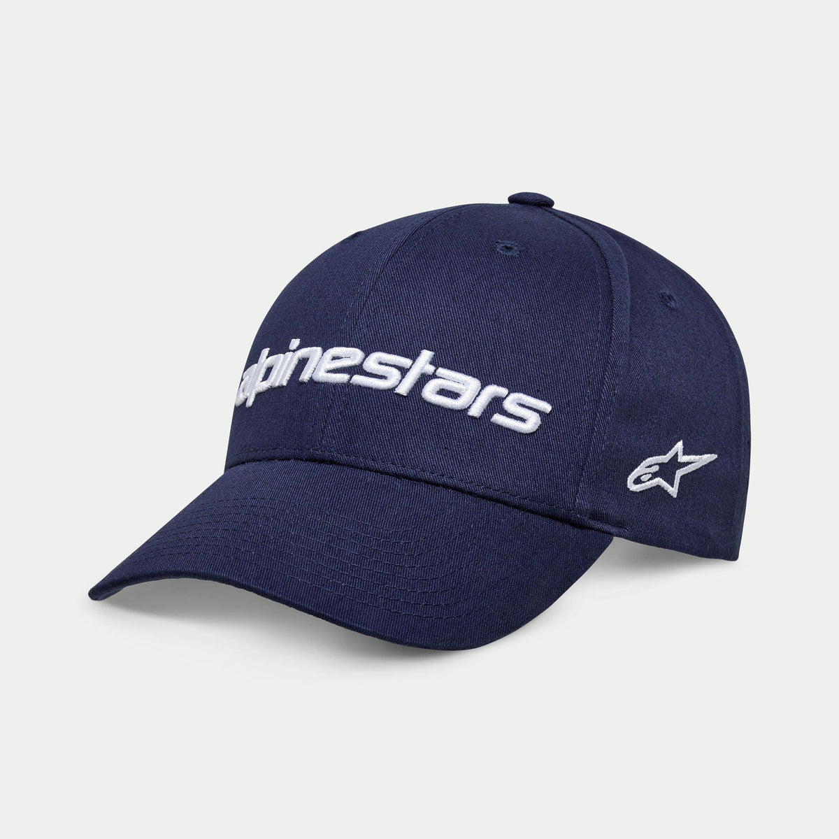 Alpinestars Linear Wordmark 2.0 Mütze, Marineblau mit weißer Stickerei, Snapback mit gebogenem Schirm, 3D-Alpinestars-Schriftzug und seitlichem Ageless-Stern-Logo, lässige Sportbekleidung