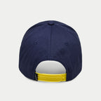 Alpinestars Par Cap, navyblaue Snapback-Kappe, Rückansicht mit leuchtend gelbem verstellbarem Verschluss und kleinem schwarzen Logo-Etikett, strukturierte Krone aus navyblauem Baumwoll-Twill, sportliche Kopfbedeckung