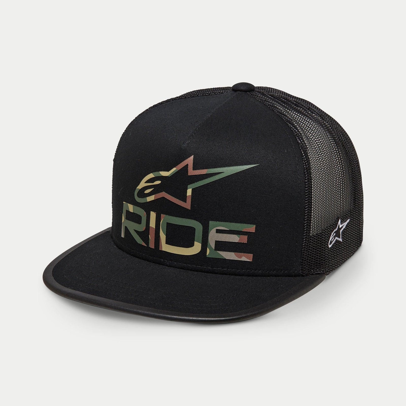 Alpinestars Ride 4.0 Camo Trucker Cap, Schwarz, Kappe im Trucker-Stil, RIDE-Logo und Stern mit Camouflage-Print auf der Vorderseite, schwarze Mesh-Rückseite, flacher Schirm, weiße seitliche Stickerei, lässige Motorsport-Kopfbedeckung