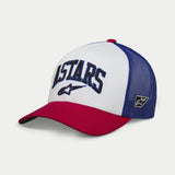 Alpinestars Dunker Trucker Mütze, Weiß, Rot und Blau, gebogener roter Schirm, weiße Frontseite mit blauem Mesh-Rücken, 3D Dunker-Stickerei vorne, seitliche Logo-Grafik, lässige Motorsport-inspirierte Kopfbedeckung