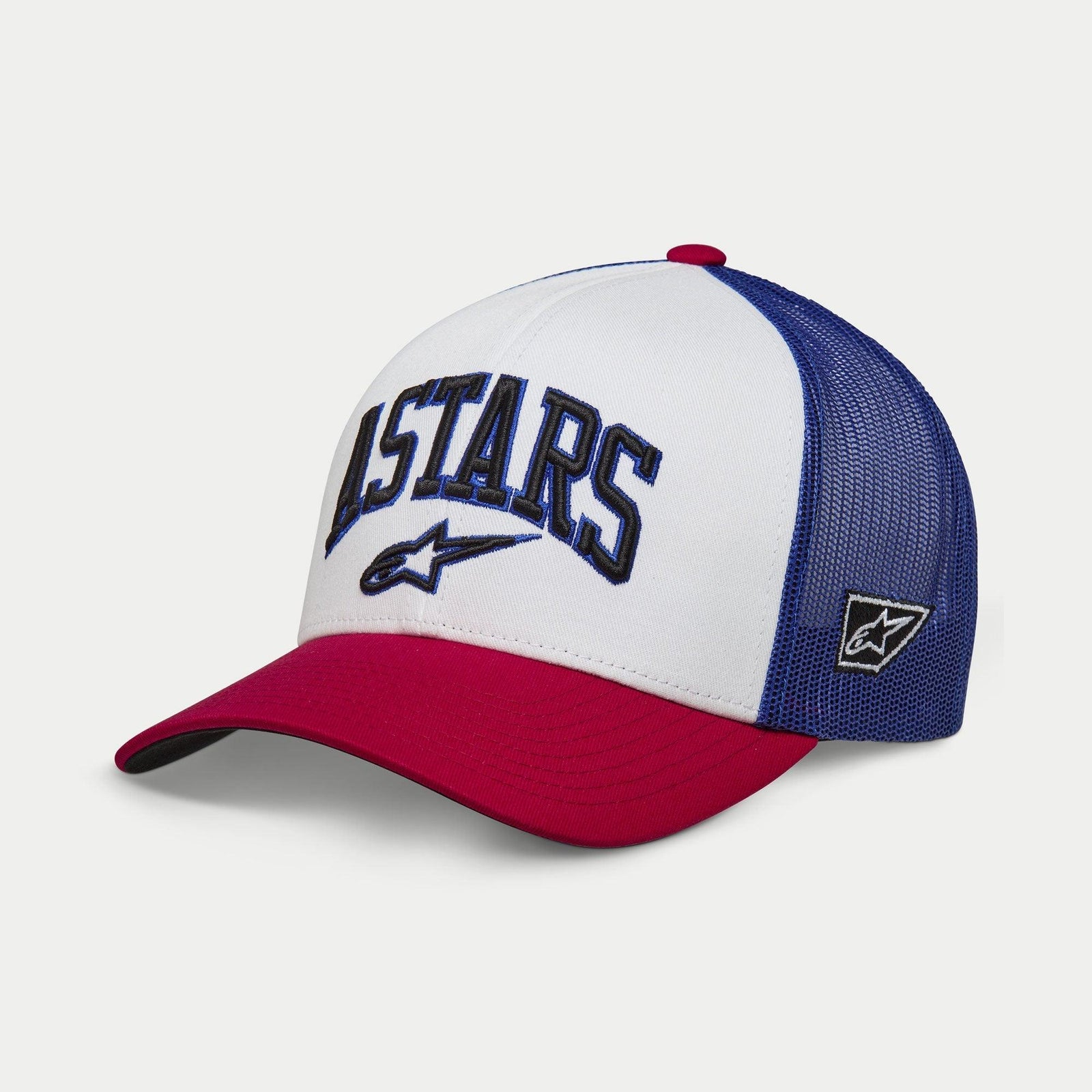 Alpinestars Dunker Trucker Mütze, Weiß, Rot und Blau, gebogener roter Schirm, weiße Frontseite mit blauem Mesh-Rücken, 3D Dunker-Stickerei vorne, seitliche Logo-Grafik, lässige Motorsport-inspirierte Kopfbedeckung