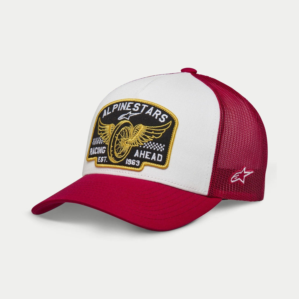Alpinestars Heritage Patch Trucker Mütze, Weiß und Rot, strukturiertes weißes Frontpanel mit großem besticktem Alpinestars Racing Ahead Patch, roter gebogener Schirm und Mesh-Rückseite, seitliches Stern-Logo, lässige Lifestyle-Kopfbedeckung