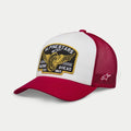 Alpinestars Heritage Patch Trucker Mütze, Weiß und Rot, strukturiertes weißes Frontpanel mit großem besticktem Alpinestars Racing Ahead Patch, roter gebogener Schirm und Mesh-Rückseite, seitliches Stern-Logo, lässige Lifestyle-Kopfbedeckung