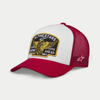 Alpinestars Heritage Patch Trucker Mütze, Weiß und Rot, strukturiertes weißes Frontpanel mit großem besticktem Alpinestars Racing Ahead Patch, roter gebogener Schirm und Mesh-Rückseite, seitliches Stern-Logo, lässige Lifestyle-Kopfbedeckung