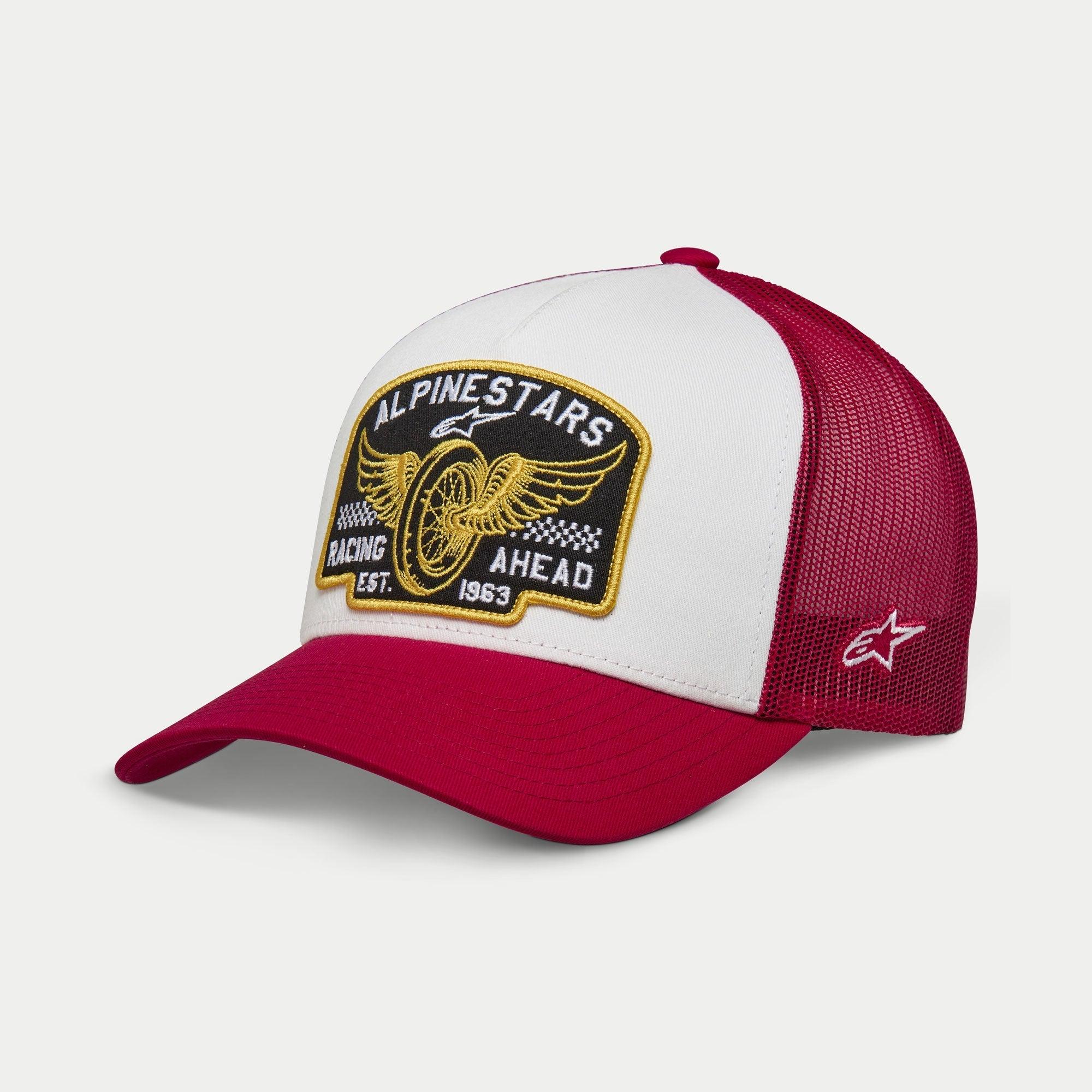 Alpinestars Heritage Patch Trucker Mütze, Weiß und Rot, strukturiertes weißes Frontpanel mit großem besticktem Alpinestars Racing Ahead Patch, roter gebogener Schirm und Mesh-Rückseite, seitliches Stern-Logo, lässige Lifestyle-Kopfbedeckung