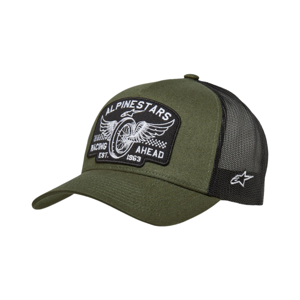 Alpinestars Heritage Patch Trucker Cap, Militärgrün und Schwarz, großer gestickter Front-Aufnäher mit „Alpinestars Racing Ahead“ Flügelrad-Design, atmungsaktive schwarze Mesh-Rückseite mit seitlichem weißen Logo, gebogener Schirm, lässige Motorsport-Kopfbedeckung
