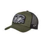 Alpinestars Heritage Patch Trucker Cap, Militärgrün und Schwarz, großer gestickter Front-Aufnäher mit „Alpinestars Racing Ahead“ Flügelrad-Design, atmungsaktive schwarze Mesh-Rückseite mit seitlichem weißen Logo, gebogener Schirm, lässige Motorsport-Kopfbedeckung