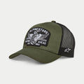 Alpinestars Heritage Patch Trucker Mütze, Military Black und Olivgrün, gebogener Schirm mit strukturierter Krone, großer bestickter Front-Patch mit Vintage-Motorradrad-Grafik und „Racing Ahead“-Schriftzug, schwarze Mesh-Rückseite mit weißem Ageless-Logo an der Seite.