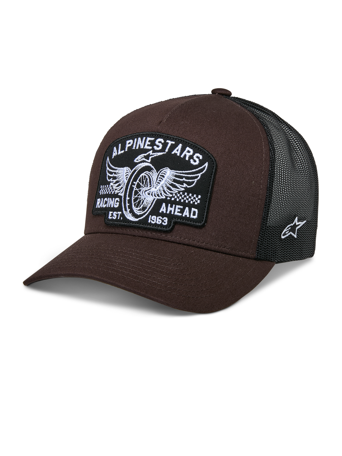 Alpinestars Heritage Patch Trucker Hat, Braun und Schwarz, großer Front-Patch mit Flügelrad-Stickerei und „RACING AHEAD EST. 1963“-Schriftzug, atmungsaktive schwarze Mesh-Rückseite, gebogener Schirm, weißes Stern-Logo an der Seite, Motorsport-inspirierte Freizeitkopfbedeckung