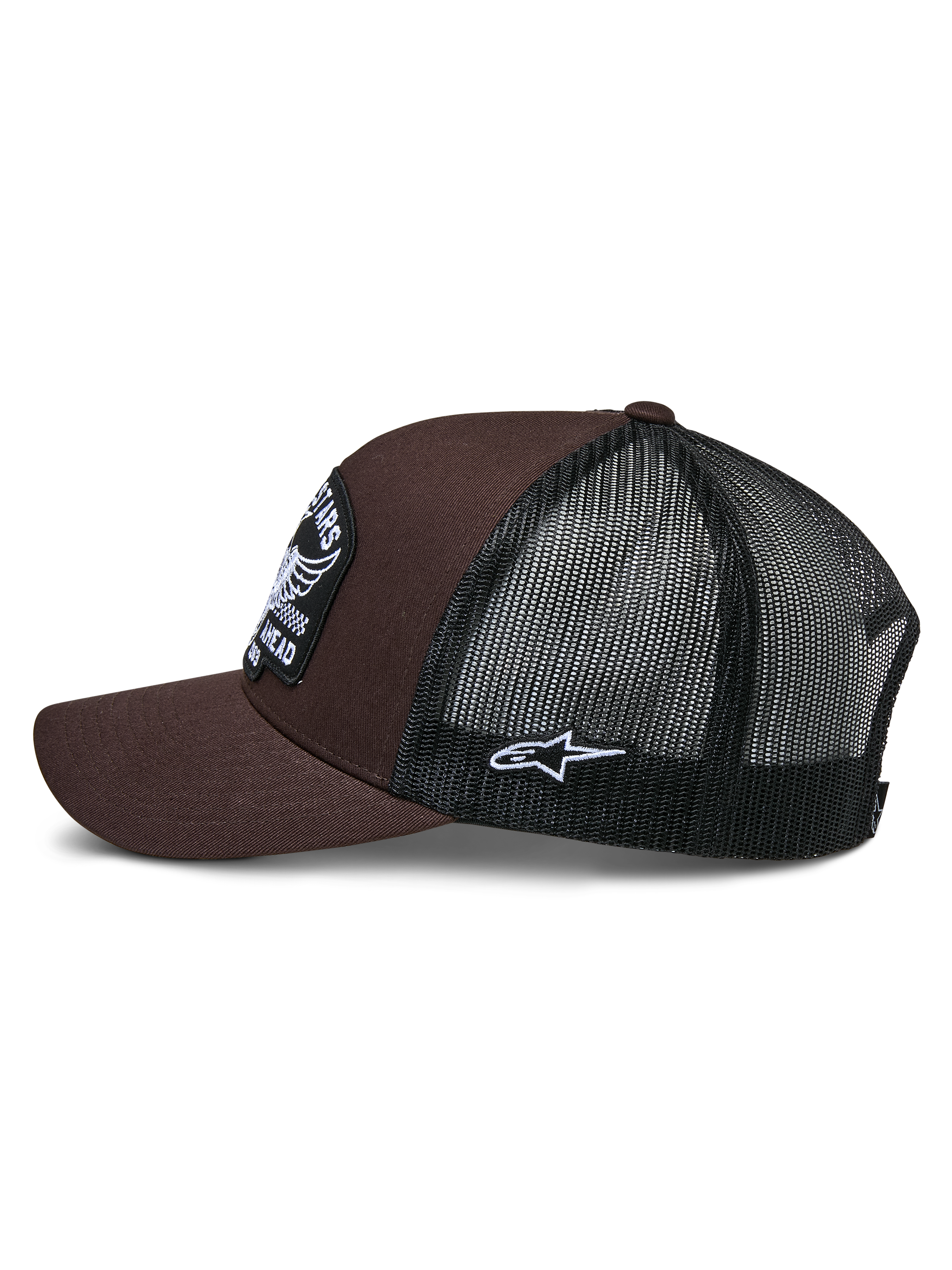 Alpinestars Heritage Patch Trucker Mütze, Braun und Schwarz, Seitenansicht mit brauner Twill-Vorderseite und schwarzer Mesh-Rückseite, weißer seitlicher Ageless-Logo-Patch, strukturierte Krone und gebogener Schirm