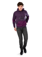 Alpinestars Perpetuate Hoodie, lässige Streetwear, lila meliertes Fleece mit dunkelvioletten Stoffbahnen an Kängurutasche und Ärmeln, schwarzes Brust-Logo, Kapuze mit Kordelzug, getragen von einem Model mit dunkelgrauen Jeans und schwarzen Sneakern