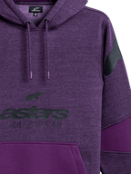 Alpinestars Perpetuate Hoodie, lila melierter Fleece-Kapuzenpullover, schwarze astars RACEWEAR Brustgrafik, schwarzes Schulterlogo, Stoff-Blocking mit einfarbigen lila Einsätzen, Kapuze mit Kordelzug und getauchten Enden, lässiges vom Motorsport inspiriertes Design
