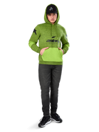 Alpinestars Perpetuate Hoodie, melierter Fleece-Pullover in Lime Green mit kontrastierender hellgrüner Kängurutasche und Ärmeleinsätzen, schwarze „astars“-Grafik auf der Vorderseite, kombiniert mit einer schwarzen Kappe und dunklen Jeans, lässige, vom Motorsport inspirierte Streetwear