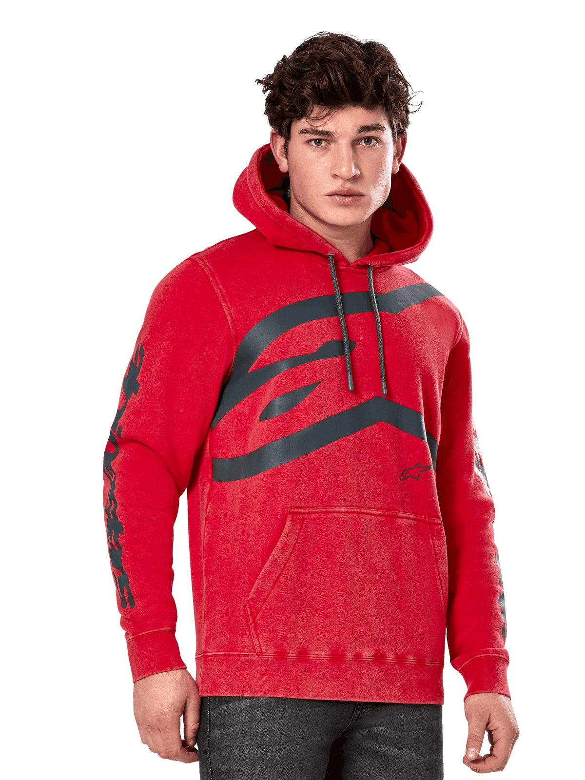 Alpinestars Unbound Hoodie, Fleece-Kapuzenpullover, stückgefärbtes Rot, großes graues Logo auf der Brust, Alpinestars-Schriftzug auf den Ärmeln, Kängurutasche und Kapuze mit Kordelzug, lässige motorsport-inspirierte Streetwear